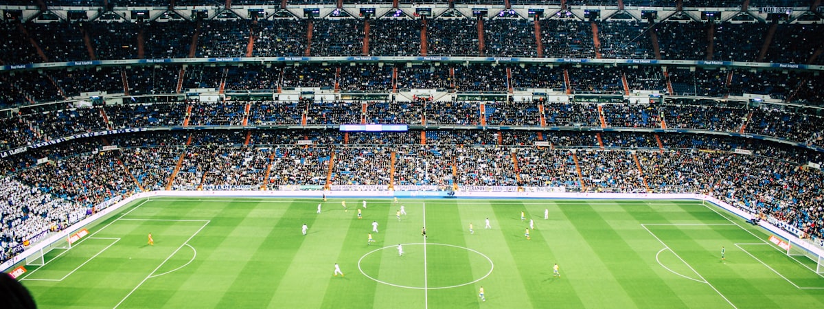 世界杯决赛赛场全景，座无虚席，气氛热烈