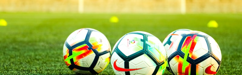 数据分析师正在电脑前分析足球比赛数据和图表