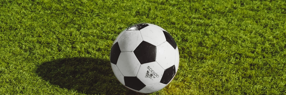 巴西与阿根廷足球运动员在场上激烈拼抢的比赛场景