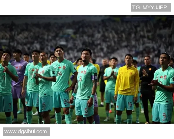 探索中国足球球星的风采与成就，走近他们的训练与比赛背后故事