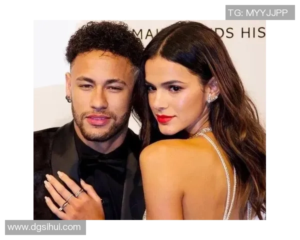 足球巨星玩游戏抽到自己身影喜悦表情曝光粉丝疯狂点赞热议